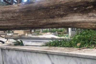 Mezarlık duvarına çarparak takla attı
