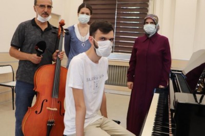 Nadir görülen 'absolut' müzik kulağına sahip otizmli Kerem, üniversiteden mezun oldu