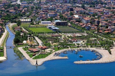 Tatilciler serinleyen havanın tadını Gölcük’te çıkardı