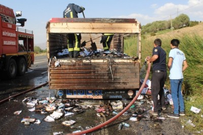 Seyir halindeki tırın dorsesi alev aldı
