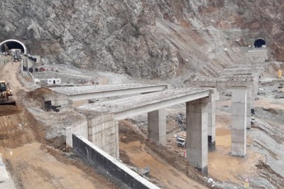 Toprak altında kalan tır dorsesi paniğe neden oldu, ekipler bölgede yoğun çalışma başlattı