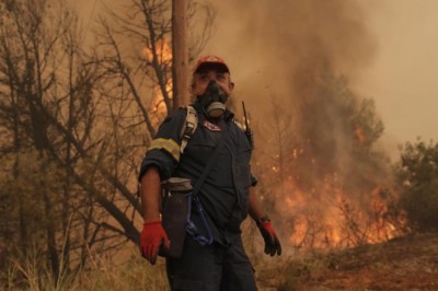 Yunanistan'ın Eğriboz Adası'nda yangın kontrolden çıktı