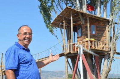 Atık malzemelerle ailesine yaşam alanı kurdu