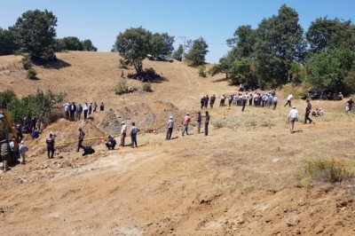 Kazdıkları çukurda hayatlarını kaybettiler