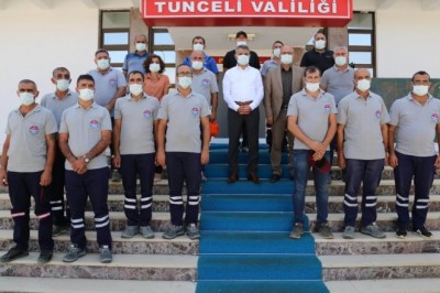 Manavgat’taki yangın söndürme çalışmalarına katılan ekip Vali Özkan’la bir araya geldi