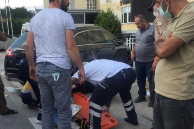 Yolun karşısına geçmek isteyen kadınlara araç çarptı: 3 yaralı