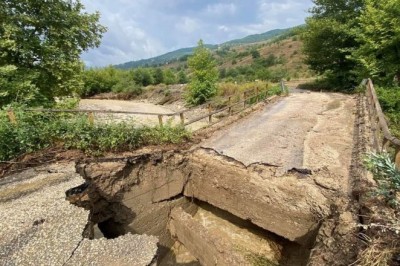 Karabük'te köprü çöktü, yol ulaşıma kapandı