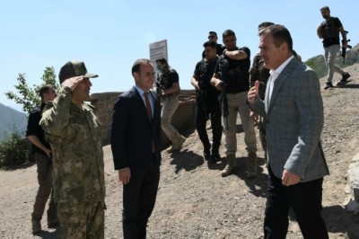 Vali Akbıyık, sınırda kahramanları ziyaret etti
