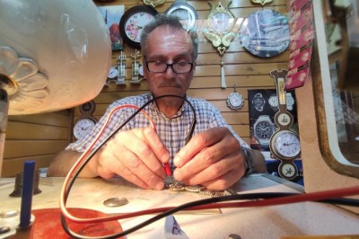 Yüz binlerce liralık saatleri çöpe gitmekten kurtarıyor