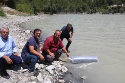 Çameli’nin doğal güzelliği Kolak Gölüne 10 bin yavru sazan balığı bırakıldı