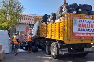 Bayraklı'dan Marmaris'e bir kamyon dolusu yardım