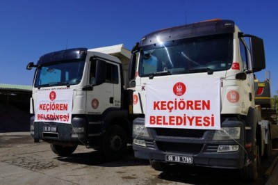 Keçiören Belediyesi afet bölgelerine 7 iş makinesi ve bir tır dolusu içme suyu sevk etti