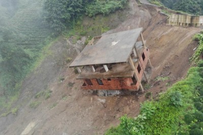 Rize’de 3 katlı bina heyelanda sürüklendi