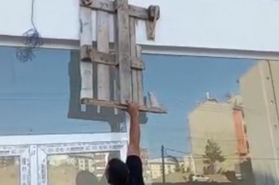 Hayvan sever vatandaş kediyi kurtardı