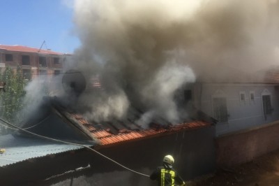 Kilerde çıkan yangın eve sıçramadan söndürüldü