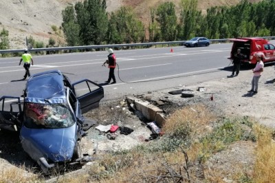 Otomobil menfez köprüsüne çarptı: 4 yaralı