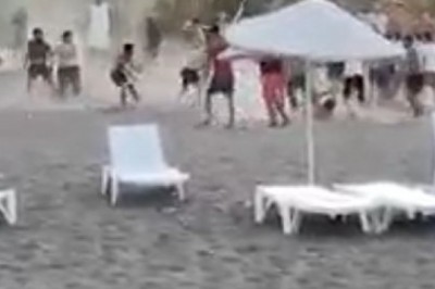 Ünlü sahilde tekmeli sopalı kavga