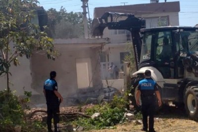 Osmaniye'de metruk binalar yıkılıyor