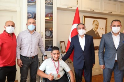 AİÇÜ Rektörü Karabulut, başarılı sporcuyu tebrik etti