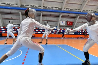 Milli eskrimciler yeni sezona Isparta’da hazırlanıyor