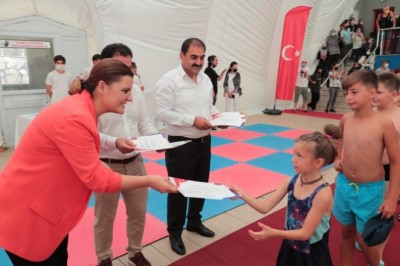 Minik yüzücüler sertifikalarını Hürriyet’in elinden aldı