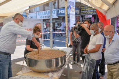 Başkan Özkan, Karacabeylilere aşure dağıttı