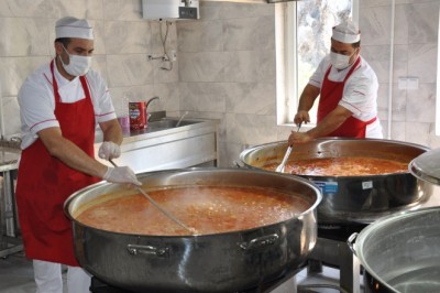 Her gün yaklaşık 4 bin kişilik yemek üretiyorlar