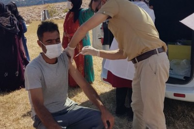 Derebucak’ta mevsimlik tarım işçileri çadırlarında aşılandı