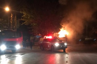 Park halindeki minibüs yanarak küle döndü