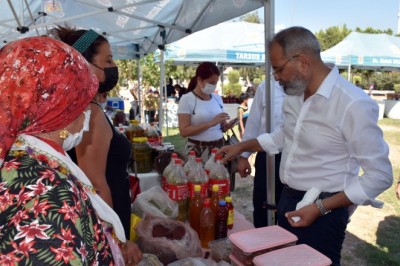 Tarsus’ta üretici kadınlar, ürünlerini açık hava pazarında alıcılarla buluşturdu