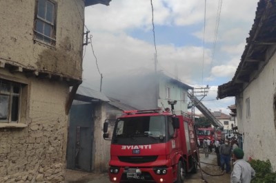 Bilecik'te korkutan yangın, 2 ev 1 ağır 1 samanlık kül oldu