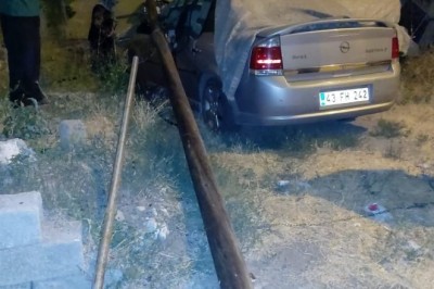 Park halindeki otomobilin üstüne elektrik direği devrildi