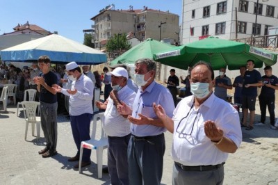 Selendililer yağmur duasına çıktı