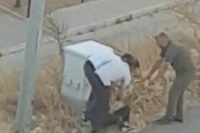 Boşanma aşamasında olduğu eşini sokak ortasında darp etti