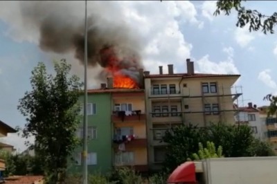 Çorum'da korkutan çatı yangını