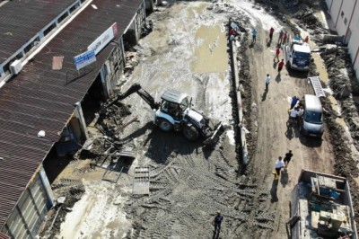 Kurtarabildikleri eşyaları sırtlayarak ekmek teknelerini böyle terk ettiler