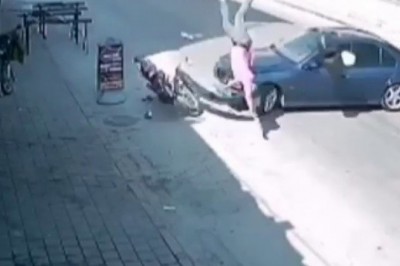 Motosiklet sürücüsü, hatalı dönen otomobile çarparak böyle savruldu
