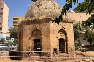 Artuklular döneminden kalan tarihi kümbetin restorasyonu sırasında 3 mezar bulundu