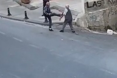 Ümraniye'de iki yaşlı amcanın kavgası görenleri şaşkına çevirdi