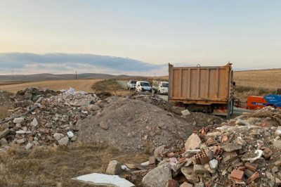 Dere yatağına moloz döken vatandaşa 13 bin lira ceza