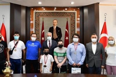 Isparta Valisi Ömer Seymenoğlu, başarılı sporcuları ağırladı