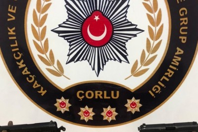 Şüpheli araçtan silahlar çıktı: 2 kişi gözaltında