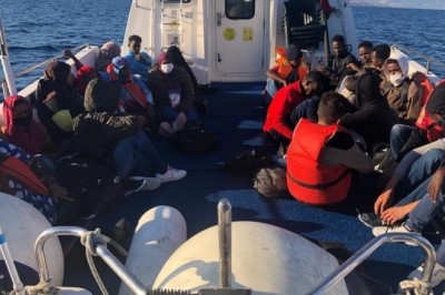 Yunanistan’ın ölüme terk ettiği 52 düzensiz göçmen kurtarıldı