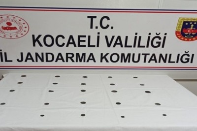 Feribot iskelesi yolundaki araçtan 25 tarihi sikke yakalandı