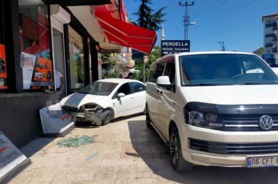 Ölümün teğet geçtiği anlar: Ani fren yapınca dükkana daldı