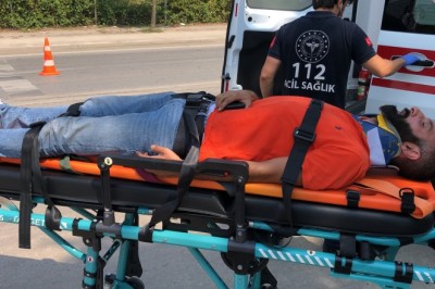 Otomobil, hafriyat kamyonuna çarptı: 1 yaralı