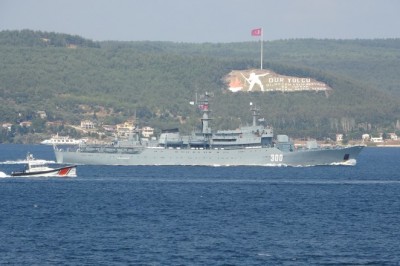 Rus donanmasına ait eğitim gemisi Çanakkale Boğazı’ndan geçti
