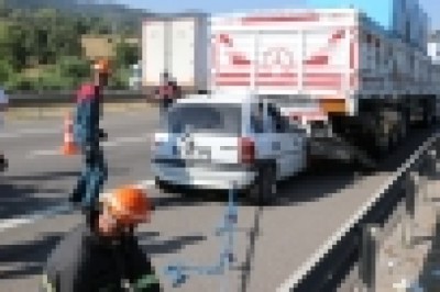 TEM’de tıra çarpan otomobildeki 2 kişi hayatını kaybetti