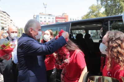 Büyükşehirin altın kızları çiçeklerle karşılandı