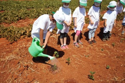 Çocuklar, Antalya Orman Çiftliğinde fidanları toprakla buluşturdu